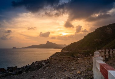 Vietnam, Con Dao adasındaki Nhat plajındaki okyanus yolu manzarası. Güzel ve huzurlu, Vietnam 'da keşfetmeye değer gurur verici bir yer. Seyahat ve manzara konsepti.