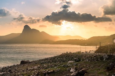 Vietnam, Con Dao adasındaki Nhat plajındaki okyanus yolu manzarası. Güzel ve huzurlu, Vietnam 'da keşfetmeye değer gurur verici bir yer. Seyahat ve manzara konsepti.