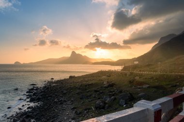 Vietnam, Con Dao adasındaki Nhat plajındaki okyanus yolu manzarası. Güzel ve huzurlu, Vietnam 'da keşfetmeye değer gurur verici bir yer. Seyahat ve manzara konsepti.