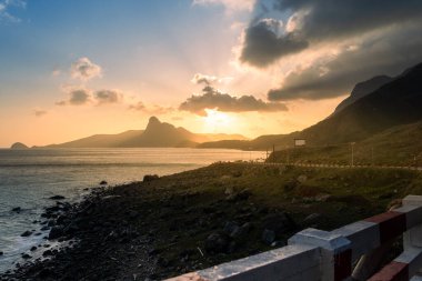 Vietnam, Con Dao adasındaki Nhat plajındaki okyanus yolu manzarası. Güzel ve huzurlu, Vietnam 'da keşfetmeye değer gurur verici bir yer. Seyahat ve manzara konsepti.