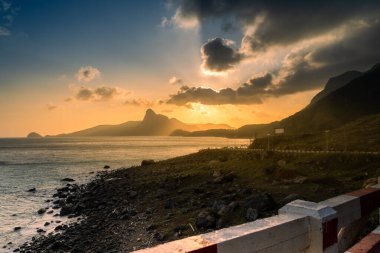 Vietnam, Con Dao adasındaki Nhat plajındaki okyanus yolu manzarası. Güzel ve huzurlu, Vietnam 'da keşfetmeye değer gurur verici bir yer. Seyahat ve manzara konsepti.