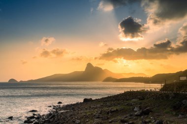 Vietnam, Con Dao adasındaki Nhat plajındaki okyanus yolu manzarası. Güzel ve huzurlu, Vietnam 'da keşfetmeye değer gurur verici bir yer. Seyahat ve manzara konsepti.
