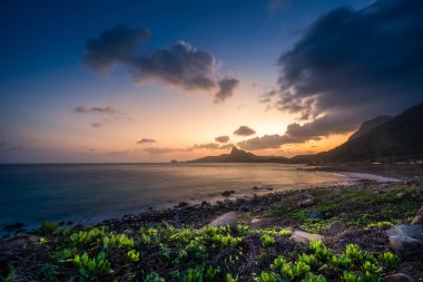 Vietnam, Con Dao adasındaki Nhat plajındaki okyanus yolu manzarası. Güzel ve huzurlu, Vietnam 'da keşfetmeye değer gurur verici bir yer. Seyahat ve manzara konsepti.