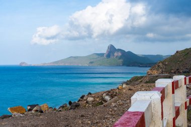 Vietnam, Con Dao adasındaki Nhat plajındaki okyanus yolu manzarası. Güzel ve huzurlu, Vietnam 'da keşfetmeye değer gurur verici bir yer. Seyahat ve manzara konsepti.