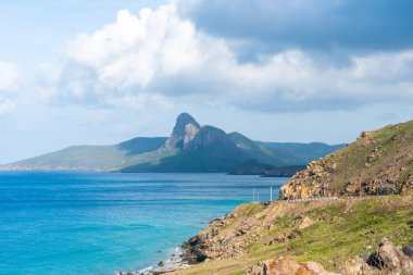 Vietnam, Con Dao adasındaki Nhat plajındaki okyanus yolu manzarası. Güzel ve huzurlu, Vietnam 'da keşfetmeye değer gurur verici bir yer. Seyahat ve manzara konsepti.