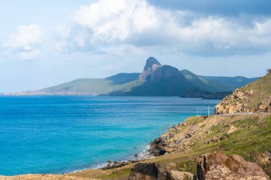 Vietnam, Con Dao adasındaki Nhat plajındaki okyanus yolu manzarası. Güzel ve huzurlu, Vietnam 'da keşfetmeye değer gurur verici bir yer. Seyahat ve manzara konsepti.