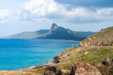 Vietnam, Con Dao adasındaki Nhat plajındaki okyanus yolu manzarası. Güzel ve huzurlu, Vietnam 'da keşfetmeye değer gurur verici bir yer. Seyahat ve manzara konsepti.