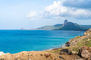 Vietnam, Con Dao adasındaki Nhat plajındaki okyanus yolu manzarası. Güzel ve huzurlu, Vietnam 'da keşfetmeye değer gurur verici bir yer. Seyahat ve manzara konsepti.