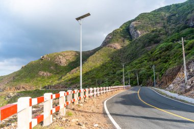 Vietnam, Con Dao adasındaki Nhat plajındaki okyanus yolu manzarası. Güzel ve huzurlu, Vietnam 'da keşfetmeye değer gurur verici bir yer. Seyahat ve manzara konsepti.