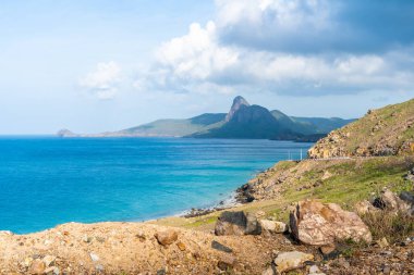 Vietnam, Con Dao adasındaki Nhat plajındaki okyanus yolu manzarası. Güzel ve huzurlu, Vietnam 'da keşfetmeye değer gurur verici bir yer. Seyahat ve manzara konsepti.
