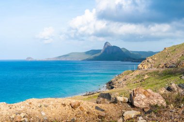 Vietnam, Con Dao adasındaki Nhat plajındaki okyanus yolu manzarası. Güzel ve huzurlu, Vietnam 'da keşfetmeye değer gurur verici bir yer. Seyahat ve manzara konsepti.