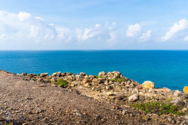 Vietnam, Con Dao adasındaki Nhat plajındaki okyanus yolu manzarası. Güzel ve huzurlu, Vietnam 'da keşfetmeye değer gurur verici bir yer. Seyahat ve manzara konsepti.