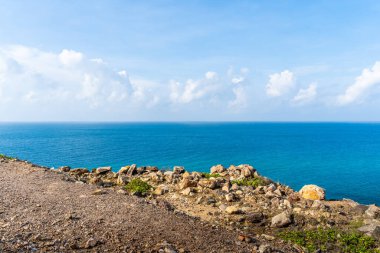 Vietnam, Con Dao adasındaki Nhat plajındaki okyanus yolu manzarası. Güzel ve huzurlu, Vietnam 'da keşfetmeye değer gurur verici bir yer. Seyahat ve manzara konsepti.
