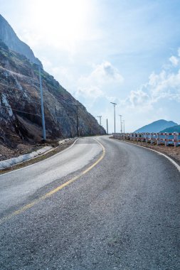 Vietnam, Con Dao adasındaki Nhat plajındaki okyanus yolu manzarası. Güzel ve huzurlu, Vietnam 'da keşfetmeye değer gurur verici bir yer. Seyahat ve manzara konsepti.
