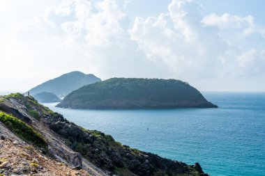 Vietnam, Con Dao adasındaki Nhat plajındaki okyanus yolu manzarası. Güzel ve huzurlu, Vietnam 'da keşfetmeye değer gurur verici bir yer. Seyahat ve manzara konsepti.