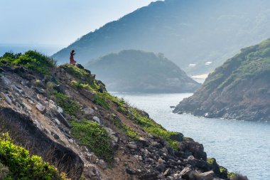 Vietnam, Con Dao adasındaki Nhat plajındaki okyanus yolu manzarası. Güzel ve huzurlu, Vietnam 'da keşfetmeye değer gurur verici bir yer. Seyahat ve manzara konsepti.