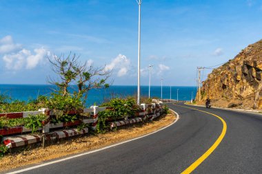 Vietnam, Con Dao adasındaki Nhat plajındaki okyanus yolu manzarası. Güzel ve huzurlu, Vietnam 'da keşfetmeye değer gurur verici bir yer. Seyahat ve manzara konsepti.