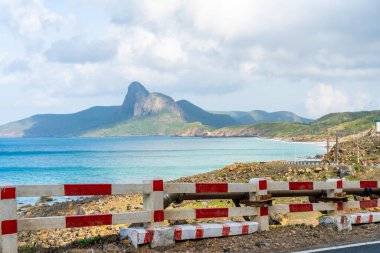 Vietnam, Con Dao adasındaki Nhat plajındaki okyanus yolu manzarası. Güzel ve huzurlu, Vietnam 'da keşfetmeye değer gurur verici bir yer. Seyahat ve manzara konsepti.