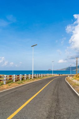 Vietnam, Con Dao adasındaki Nhat plajındaki okyanus yolu manzarası. Güzel ve huzurlu, Vietnam 'da keşfetmeye değer gurur verici bir yer. Seyahat ve manzara konsepti.