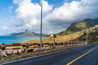 Vietnam, Con Dao adasındaki Nhat plajındaki okyanus yolu manzarası. Güzel ve huzurlu, Vietnam 'da keşfetmeye değer gurur verici bir yer. Seyahat ve manzara konsepti.