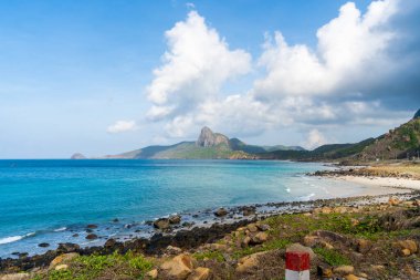 Vietnam, Con Dao adasındaki Nhat plajındaki okyanus yolu manzarası. Güzel ve huzurlu, Vietnam 'da keşfetmeye değer gurur verici bir yer. Seyahat ve manzara konsepti.