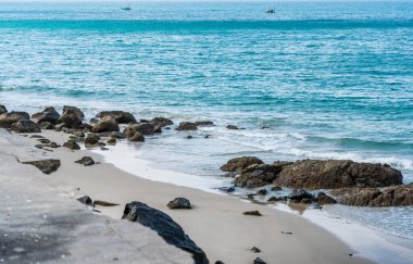 Vietnam, Con Dao adasındaki Nhat plajındaki okyanus yolu manzarası. Güzel ve huzurlu, Vietnam 'da keşfetmeye değer gurur verici bir yer. Seyahat ve manzara konsepti.