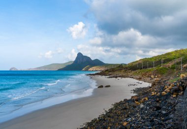 Vietnam, Con Dao adasındaki Nhat plajındaki okyanus yolu manzarası. Güzel ve huzurlu, Vietnam 'da keşfetmeye değer gurur verici bir yer. Seyahat ve manzara konsepti.