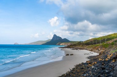 Vietnam, Con Dao adasındaki Nhat plajındaki okyanus yolu manzarası. Güzel ve huzurlu, Vietnam 'da keşfetmeye değer gurur verici bir yer. Seyahat ve manzara konsepti.