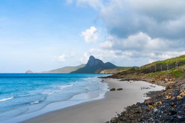 Vietnam, Con Dao adasındaki Nhat plajındaki okyanus yolu manzarası. Güzel ve huzurlu, Vietnam 'da keşfetmeye değer gurur verici bir yer. Seyahat ve manzara konsepti.