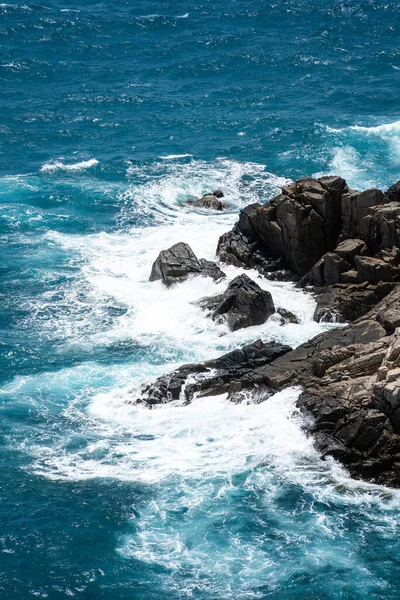 Dalgalar Sahildeki Kayaları Vurur Deniz Suyu Gökyüzüne Güneş Ile Vurur — Stok fotoğraf