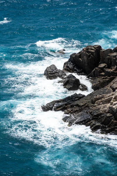 Dalgalar Sahildeki Kayaları Vurur Deniz Suyu Gökyüzüne Güneş Ile Vurur — Stok fotoğraf