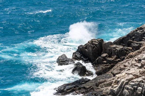 Olas Golpean Roca Playa Agua Del Mar Salpica Hacia Cielo — Foto de Stock