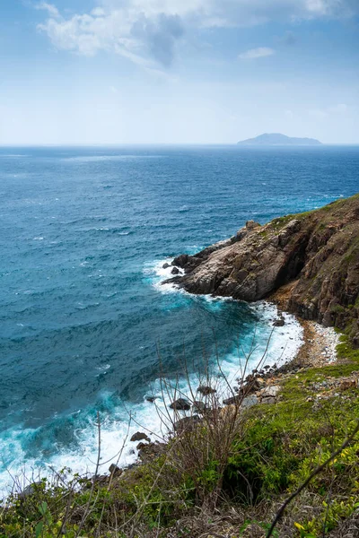 Dalgalar sahildeki kayaları vurur, deniz suyu gökyüzüne güneş ile vurur. Vietnam 'da barış dolu bir Con Dao adası Vietnam' ın cennet adasıdır. Seyahat ve manzara konsepti.