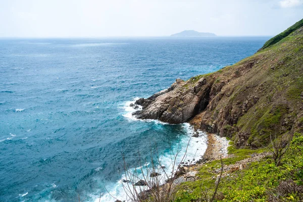 Dalgalar sahildeki kayaları vurur, deniz suyu gökyüzüne güneş ile vurur. Vietnam 'da barış dolu bir Con Dao adası Vietnam' ın cennet adasıdır. Seyahat ve manzara konsepti.
