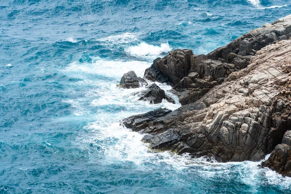 Olas Golpean Roca Playa Agua Del Mar Salpica Hacia Cielo — Foto de Stock