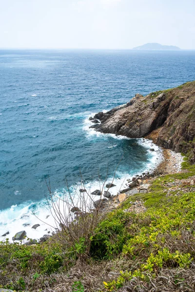 Dalgalar sahildeki kayaları vurur, deniz suyu gökyüzüne güneş ile vurur. Vietnam 'da barış dolu bir Con Dao adası Vietnam' ın cennet adasıdır. Seyahat ve manzara konsepti.