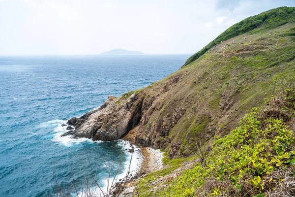 Dalgalar sahildeki kayaları vurur, deniz suyu gökyüzüne güneş ile vurur. Vietnam 'da barış dolu bir Con Dao adası Vietnam' ın cennet adasıdır. Seyahat ve manzara konsepti.