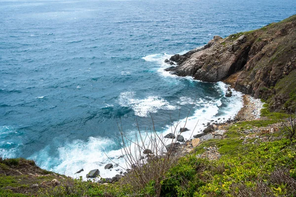 Dalgalar sahildeki kayaları vurur, deniz suyu gökyüzüne güneş ile vurur. Vietnam 'da barış dolu bir Con Dao adası Vietnam' ın cennet adasıdır. Seyahat ve manzara konsepti.