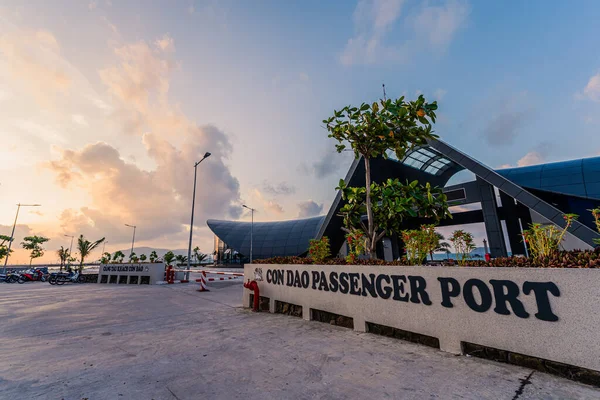 Con Son kasabasındaki yeni Con Dao yolcu limanının manzarası. Huzurlu bir Con Dao Adası, Vietnam. Dalgalı kıyı manzarası, kıyı şeridi, açık gökyüzü, mavi deniz, turistler ve dağ. Seyahat ve manzara konsepti.