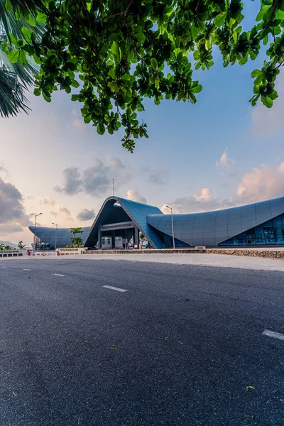 Con Son kasabasındaki yeni Con Dao yolcu limanının manzarası. Huzurlu bir Con Dao Adası, Vietnam. Dalgalı kıyı manzarası, kıyı şeridi, açık gökyüzü, mavi deniz, turistler ve dağ. Seyahat ve manzara konsepti.