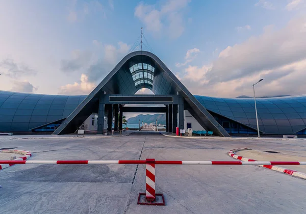 Con Son kasabasındaki yeni Con Dao yolcu limanının manzarası. Huzurlu bir Con Dao Adası, Vietnam. Dalgalı kıyı manzarası, kıyı şeridi, açık gökyüzü, mavi deniz, turistler ve dağ. Seyahat ve manzara konsepti.