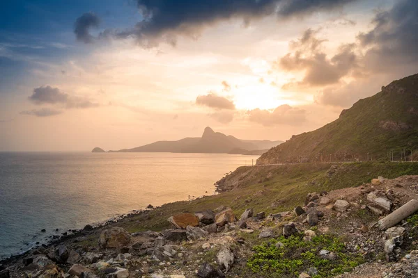 Vietnam, Con Dao adasındaki Nhat plajındaki okyanus yolu manzarası. Güzel ve huzurlu, Vietnam 'da keşfetmeye değer gurur verici bir yer. Seyahat ve manzara konsepti.