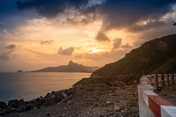 Vietnam, Con Dao adasındaki Nhat plajındaki okyanus yolu manzarası. Güzel ve huzurlu, Vietnam 'da keşfetmeye değer gurur verici bir yer. Seyahat ve manzara konsepti.