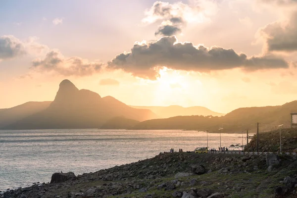 Vietnam, Con Dao adasındaki Nhat plajındaki okyanus yolu manzarası. Güzel ve huzurlu, Vietnam 'da keşfetmeye değer gurur verici bir yer. Seyahat ve manzara konsepti.