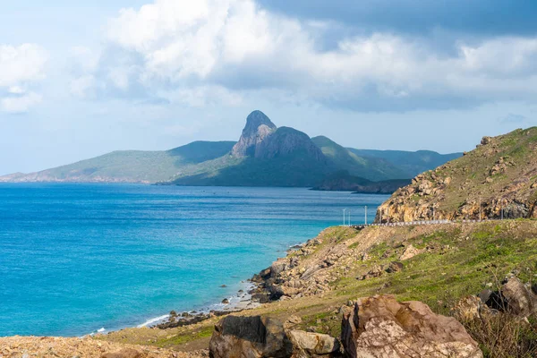 Vietnam, Con Dao adasındaki Nhat plajındaki okyanus yolu manzarası. Güzel ve huzurlu, Vietnam 'da keşfetmeye değer gurur verici bir yer. Seyahat ve manzara konsepti.