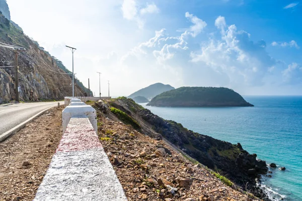 Vietnam, Con Dao adasındaki Nhat plajındaki okyanus yolu manzarası. Güzel ve huzurlu, Vietnam 'da keşfetmeye değer gurur verici bir yer. Seyahat ve manzara konsepti.