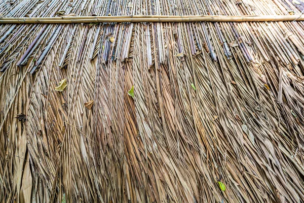 ベトナムのドライココナッツの葉で作られた屋根の上の材料を閉じます — ストック写真