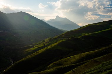 Kuzey Batı Vietnam 'daki görkemli dağ manzarası. Peyzaj ve seyahat kavramı