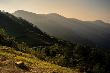 Kuzey Batı Vietnam 'daki görkemli dağ manzarası. Peyzaj ve seyahat kavramı