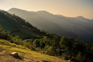 Kuzey Batı Vietnam 'daki görkemli dağ manzarası. Peyzaj ve seyahat kavramı
